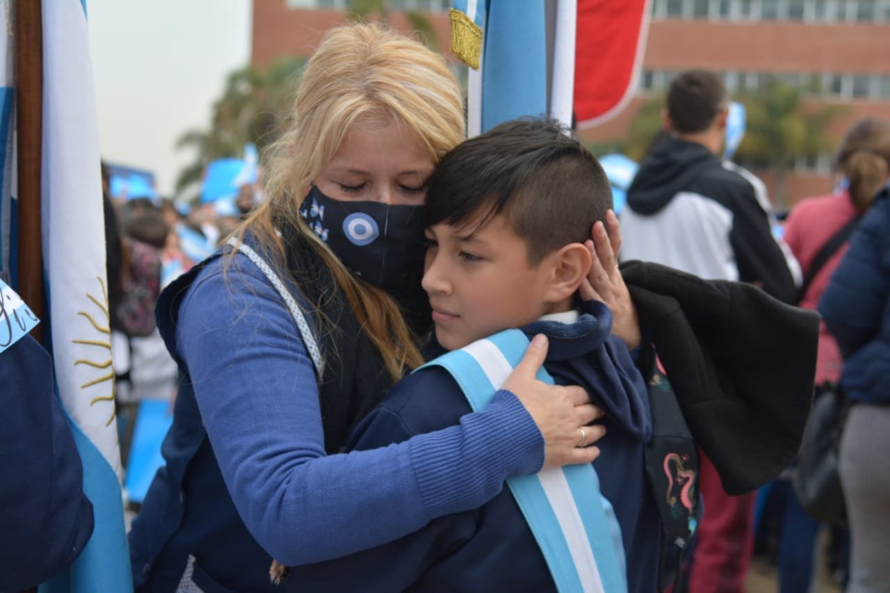Alumnos de 4° año hicieron la Promesa a la Bandera - El Diario de Malvinas