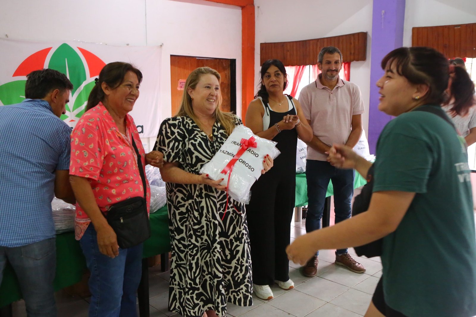 El municipio realizó la entrega de guardapolvos a estudiantes de 9 de abril