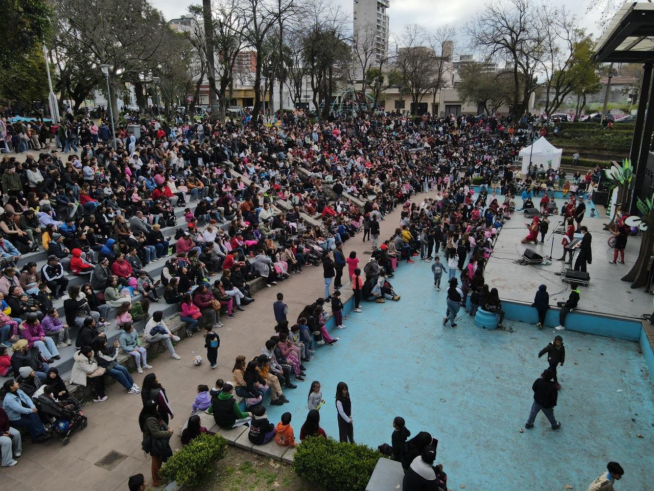 Cientos de vecinos acompañaron la celebración del día del Niño en plaza ...