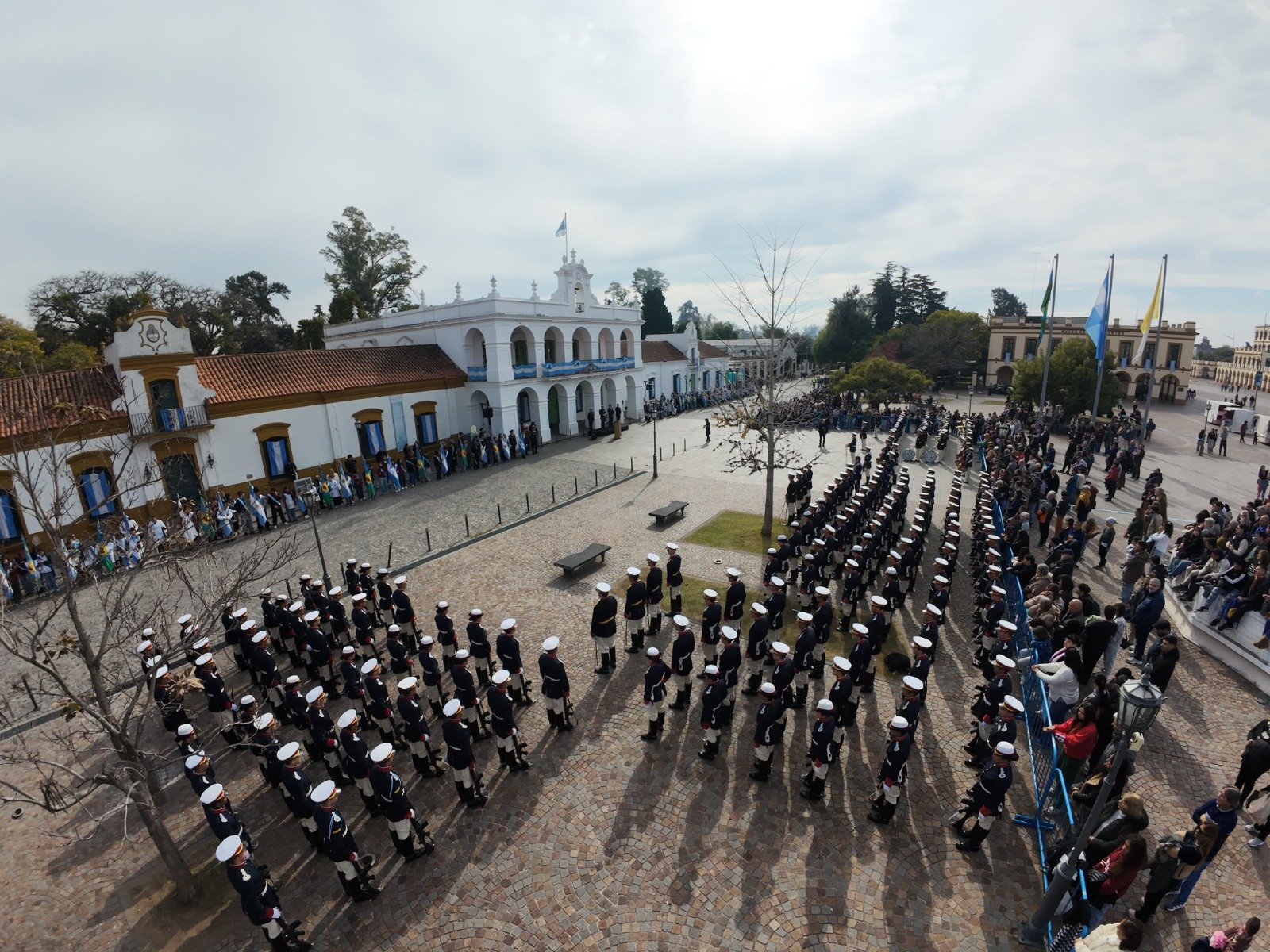 Una jornada patria con el desfile del Colegio Militar de la Nación - El ...