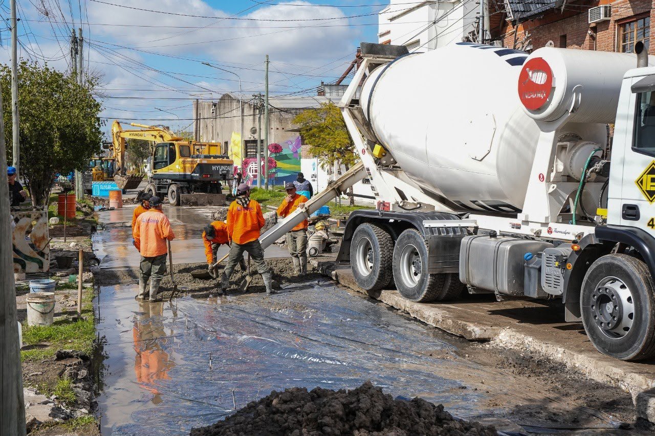 Álvarez supervisó el avance de las obras de pavimentación en el barrio Villa Obrera