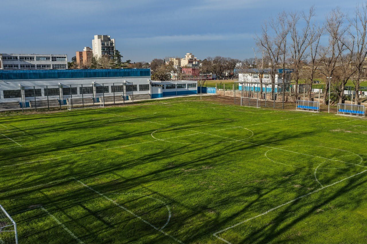 Lanús construyó un nuevo campo de deportes en la escuela Kennedy