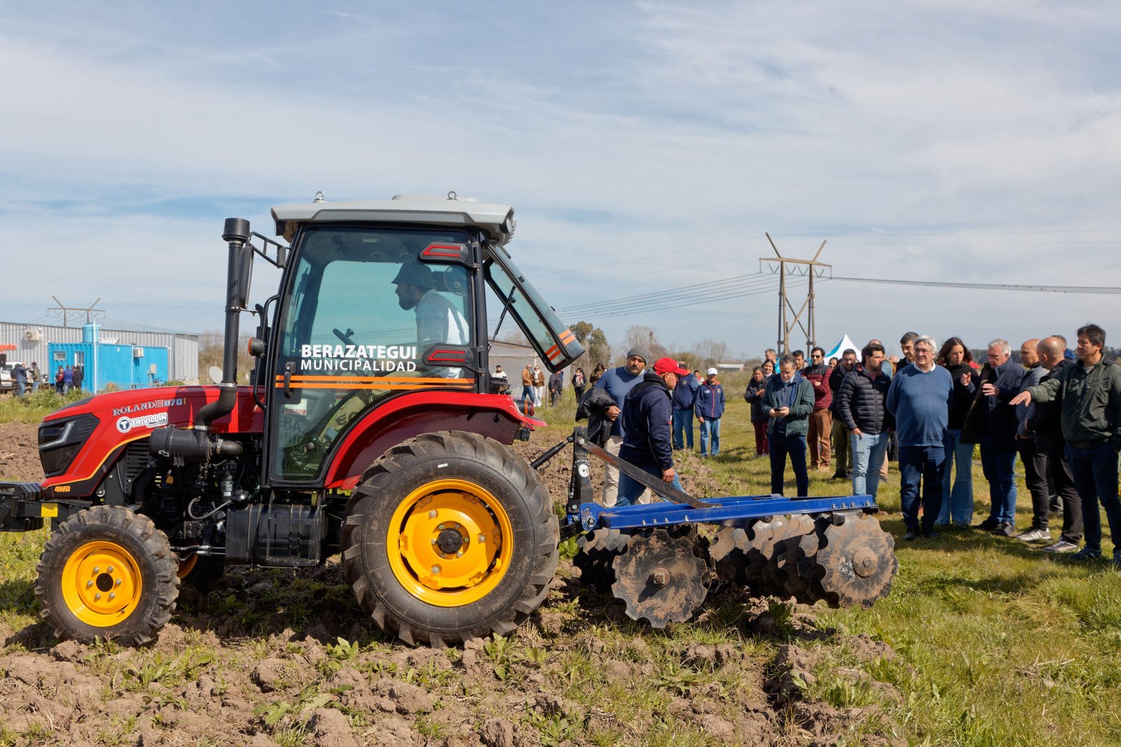 Balor y Rodríguez entregaron un tractor y equipamiento para los productores rurales