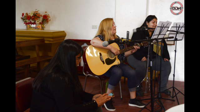 Integrantes del coro de la Parroquia Nuestra Señora de Guadalupe acompañaron la jornada con canciones y rezos.