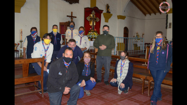 Integrantes del Grupo Scout Misioneros de María de Guadalupe junto al padre Silvio.